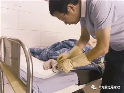 上海住家护工,需要多少钱一个月