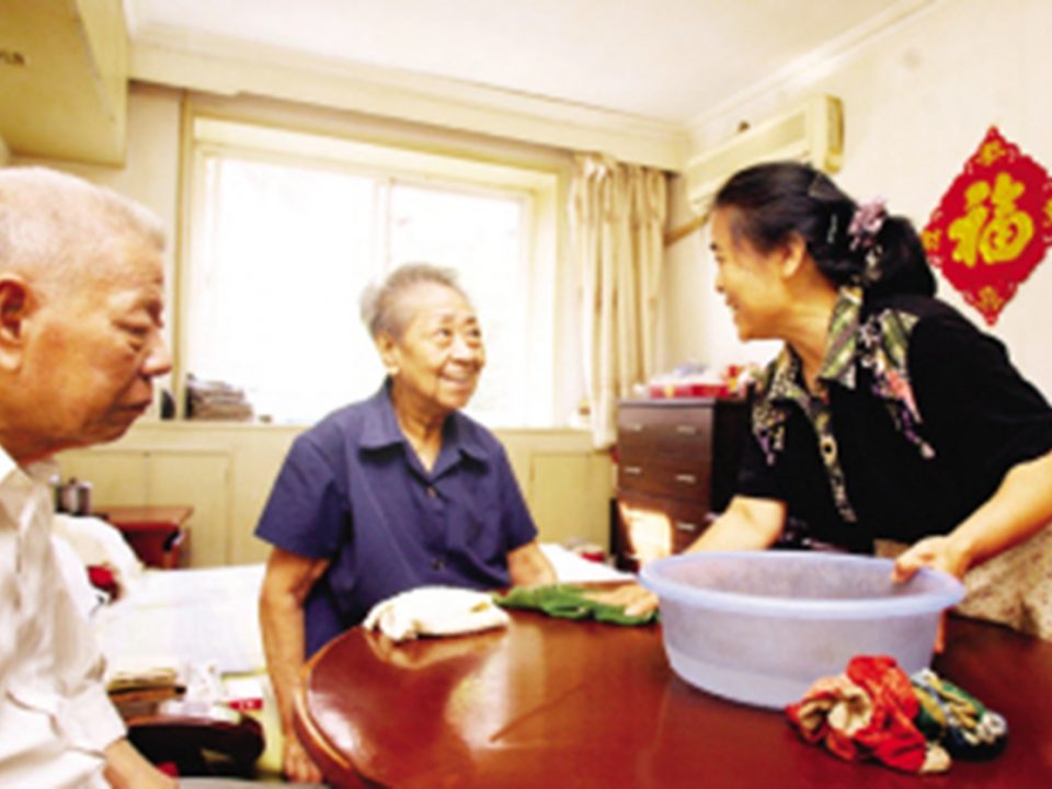 北京陪护老人住家保姆多少钱一个月？